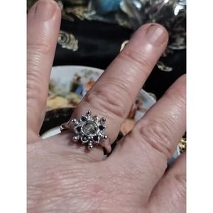 Exquisite vintage sterling silver ring with rhinestones